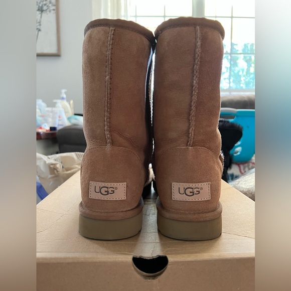 Authentic Uggs classic short - Picture 4 of 4